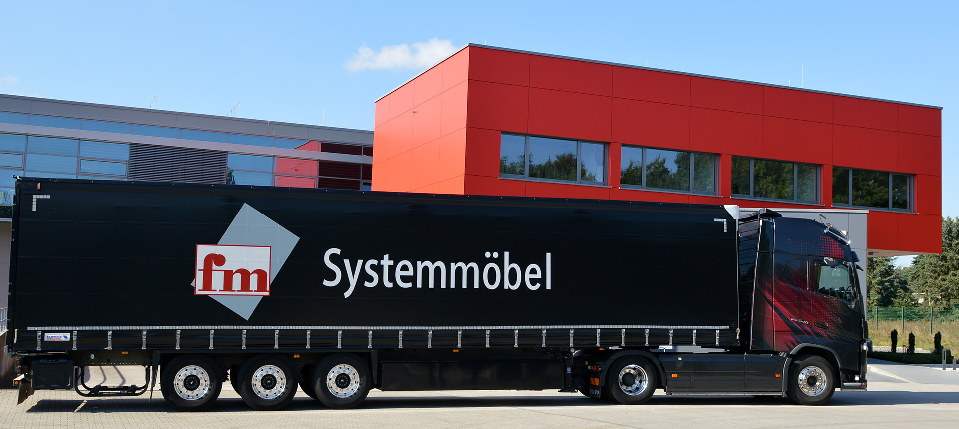 fm Systemmöbel Gebäude mit schwarzem LKW