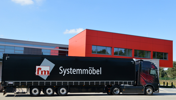 fm Systemmöbel Gebäude mit schwarzem LKW